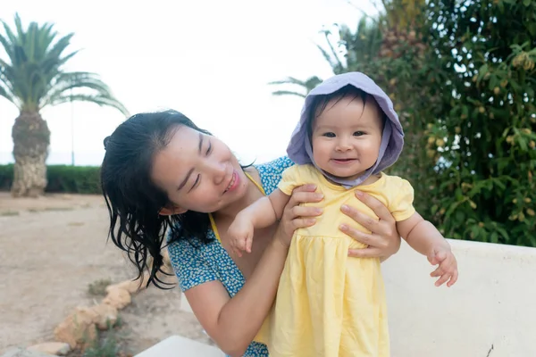 Utomhus Livsstil Porträtt Asiatisk Mor Och Hennes Lilla Dotter Vacker Royaltyfria Stockfoton