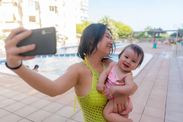 Asiatin Macht Selfie Foto Mit Ihrem Entzückenden Baby Mädchen Schöne Stockbild