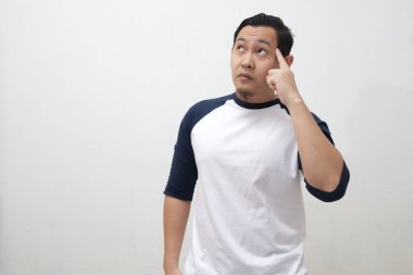 Asyalı adam sert bir jest düşünüyor, kafa karışıklığı. Beyaz arkaplan