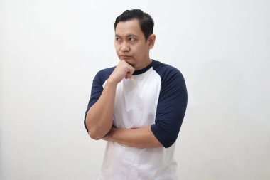 Asyalı adam sert bir jest düşünüyor, kafa karışıklığı. Beyaz arkaplan