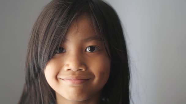 Ασιατικό Κοριτσάκι Που Δείχνει Ανοιχτό Στόμα Της Γεμάτο Τερηδόνα Οδοντιατρική — Αρχείο Βίντεο