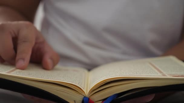 Close Man Opening Quran Holy Book Islam Recite Read Quran — Stockvideo
