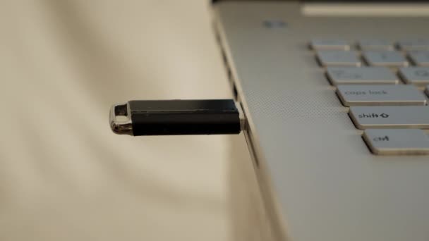 Person Pluging Out Flashdisk Usb Port Laptop Personal Computer Data — Vídeos de Stock
