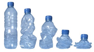 Çeşitli şekillerde buruşmuş plastik su şişeleri, izole edilmiş kesilmiş nesneler.
