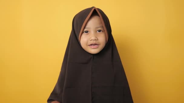Little Asian Muslim Girl Wearing Hijab Smiling Talking Camera Happy — Stock Video