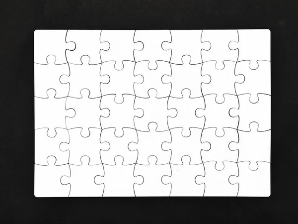 Białe Puzzle Czarnym Tle Górny Kąt Widok Układ — Zdjęcie stockowe