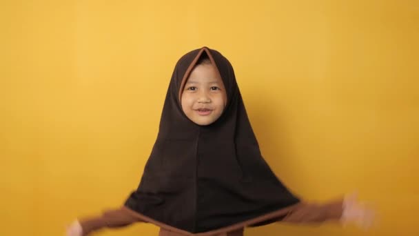 Little Asian Muslim Girl Wearing Hijab Smiling Talking Camera Happy — Vídeo de stock