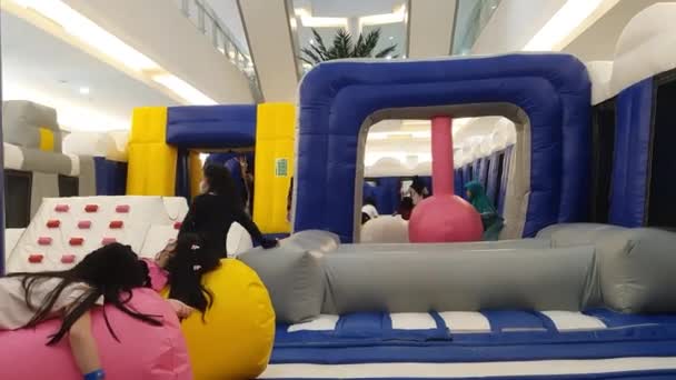 Samarinda Indonésia Fevereiro 2023 Crianças Brincando Castelo Saltando Salto Arcade — Vídeo de Stock