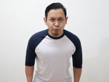 Komik Asyalı adamın portresi alaycı mutsuz surat ifadesi sergiliyor.