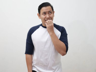 Tırnaklarını yiyen Asyalı bir adamın portresi. Kötü bir şeyden korkuyormuş gibi.