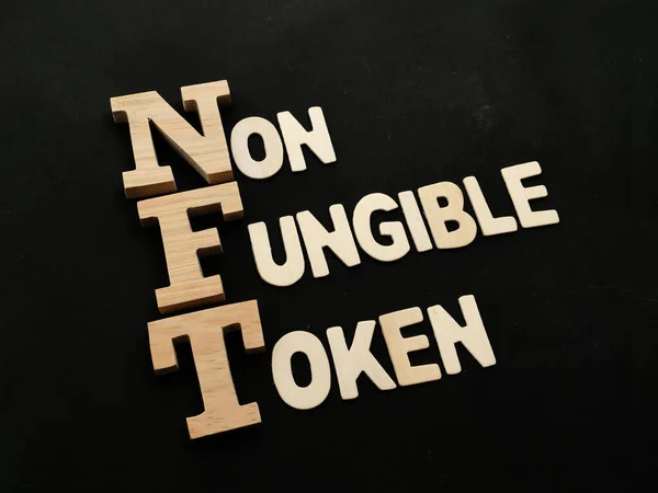 Nft Non Fundible Token Κείμενο Λέξεις Τυπογραφία Που Γράφτηκε Ξύλινη — Φωτογραφία Αρχείου