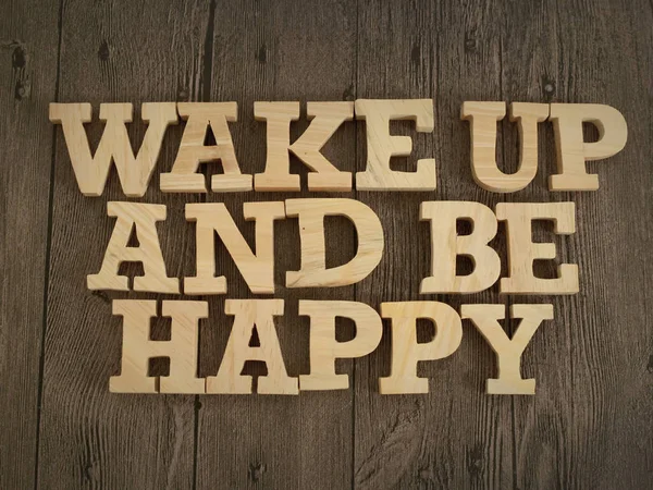Obudź Się Bądź Szczęśliwy Tekst Słowa Typografia Napisana Drewnianego Listu — Zdjęcie stockowe