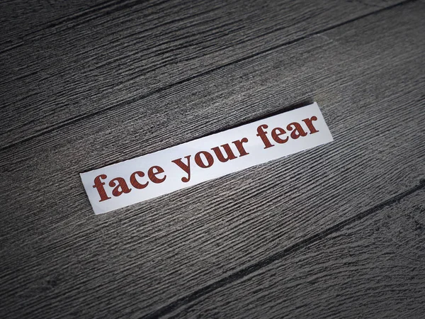面对你的恐惧 文字文字打字写在纸上 生活和商业激励的概念 — 图库照片