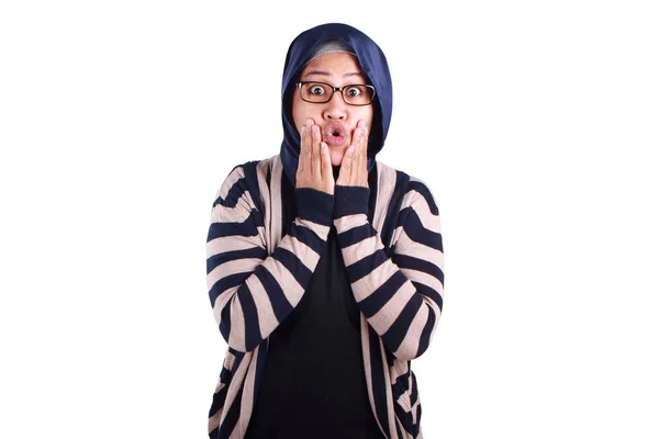 Aziatisch Moslim Dame Dragen Hijab Toont Verrast Geschokt Uitdrukking Met — Stockfoto