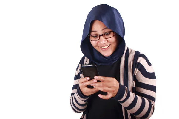 Genç Asyalı Müslüman Kadın Tesettürlü Portresi Telefonundan Iyi Haberler Alıyor — Stok fotoğraf