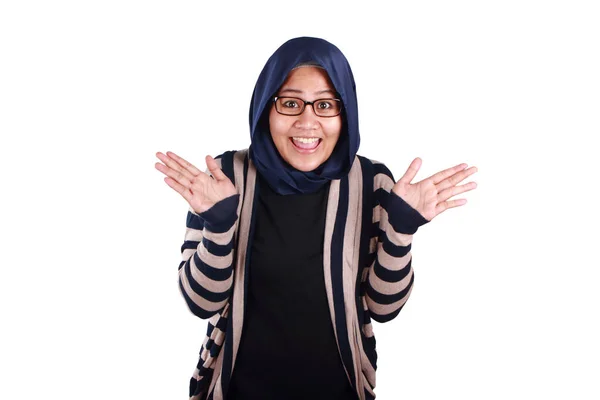 Retrato Una Linda Joven Musulmana Asiática Con Hiyab Muestra Expresión —  Fotos de Stock