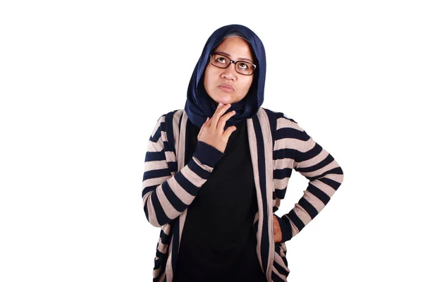 Aziatische Moslim Vrouw Draagt Hijab Toont Denken Overwegende Uitdrukking Zoek — Stockfoto