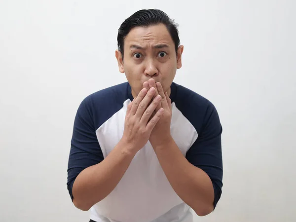 Hombre Asiático Sorprendido Preocupado Ver Algo Malo Cubriendo Boca Con — Foto de Stock