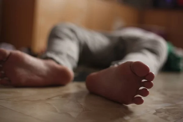 Barefoot Man Liggend Vloer Bewusteloos Dood Drugs Overdosis Zelfmoord Beroerte — Stockfoto