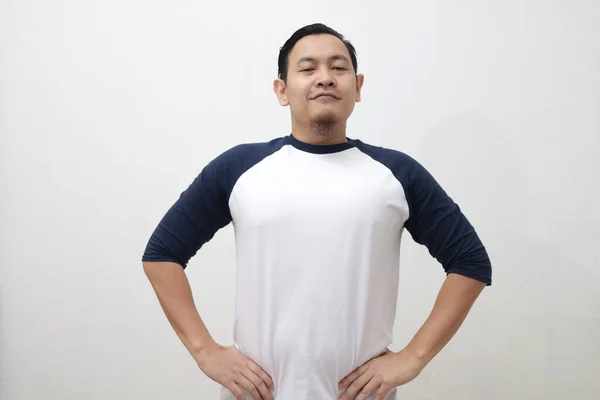 Orgulloso Hombre Asiático Mirando Cámara Sonriendo Manos Cadera Muestra Confianza —  Fotos de Stock