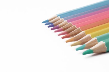 Beyaz arka planda izole edilmiş renkli renkli kalem sanat okulu malzemelerini kapatın.