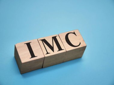 IMC entegre pazarlama iletişimi, ahşap harfle yazılmış metin sözcükleri tipografisi, hayat ve iş motivasyon kavramları ilham verici kavramlar