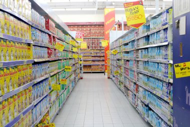 Samarinda, Endonezya. 17 Temmuz 2016. Boş market koridoru, tüketim konsepti yok