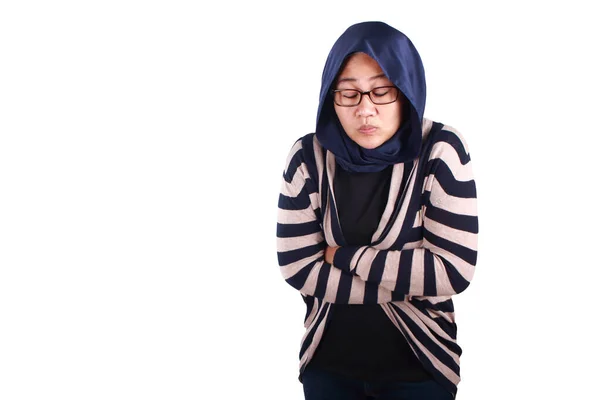 Azji Muzułmanka Noszenie Hidżab Uczucie Zimna Gorączki Izolowane Białym — Zdjęcie stockowe