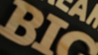 Tahta mektup, hayat ve iş motivasyon konsepti ile yazılmış büyük, metin sözcükleri tipografisi hayal et.