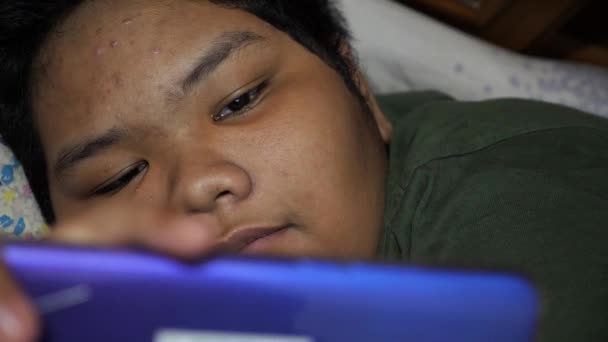 Vet Aziatische Jongen Liggend Bed Nachts Terwijl Het Kijken Naar — Stockvideo
