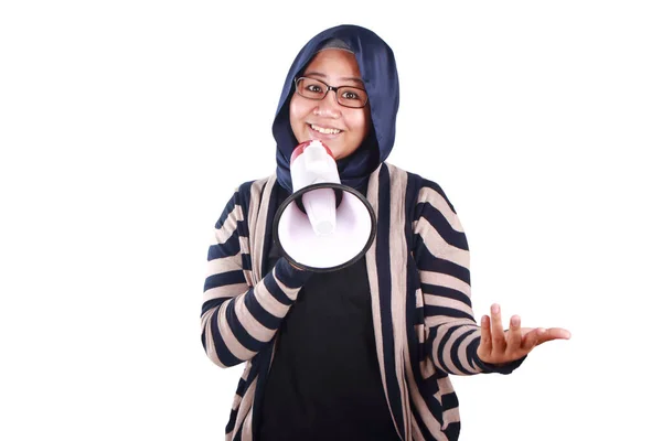 Retrato Mujer Musulmana Asiática Llamando Ofreciendo Algo Con Megáfono Concepto —  Fotos de Stock