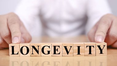 Uzun ömürlülük, yazı tipografisi ahşap harf, hayat ve iş motivasyonu ilham verici kavram ile yazılmış.
