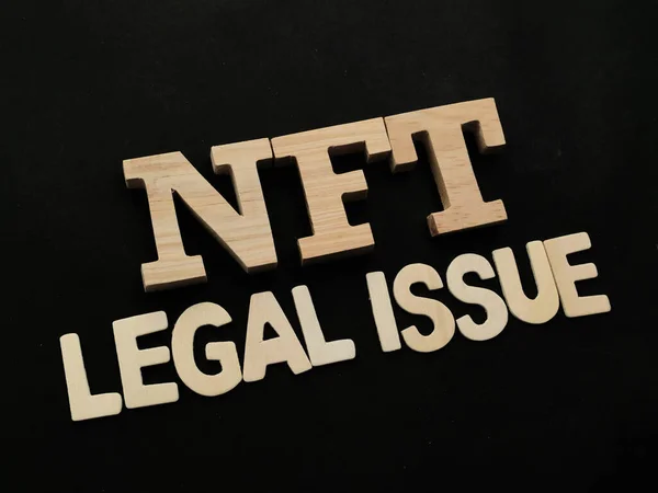 Nft不可替换令牌法律问题 用木制字母书写的文字字体 未来数字资产概念 — 图库照片
