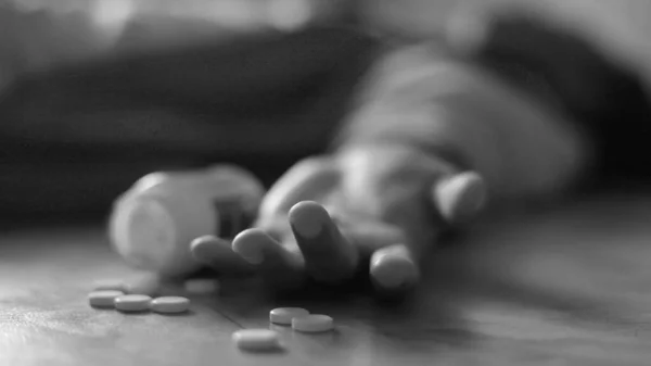 Anonieme Man Vloer Bewusteloos Dood Door Drugsgebruik Focus Vingers Met — Stockfoto