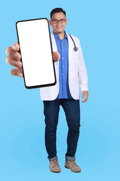 Young Asian Male Doctor Looking Camera Smiling Showing Empty Blank — Stock Photo, Image