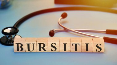 Bursitis, tipografi, ahşap mektup, sağlık ve tıbbi konsept ile yazılmış metinler