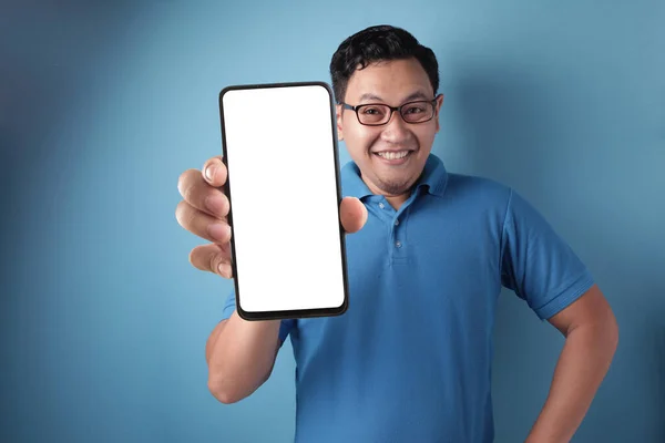 Joven Asiático Hombre Mirando Cámara Sonriendo Mostrando Vacío Blanco Copia — Foto de Stock