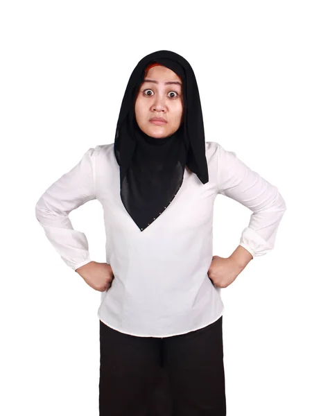 Mujer Musulmana Asiática Usando Hijab Mirando Cámara Con Expresión Enojo —  Fotos de Stock
