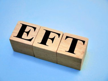 EFT, ahşap harf, yaşam ve iş motivasyon kavramı ile yazılmış metin sözcükleri tipografi