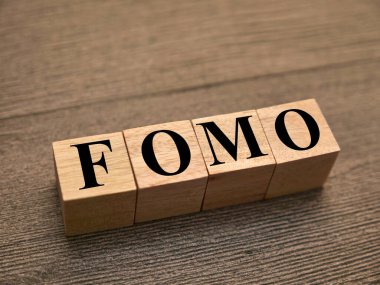 FOMO kaçırılma korkusu, ahşap mektup, hayat ve iş motivasyon konsepti ile yazılmış metin sözcükleri tipografisi