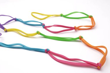 Renkli çok renkli lastik halat zinciri beyaz arkaplanda izole edildi