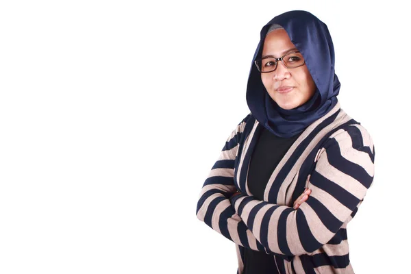 Retrato Mujer Musulmana Asiática Usando Hijab Sonriendo Amigable Con Brazos —  Fotos de Stock