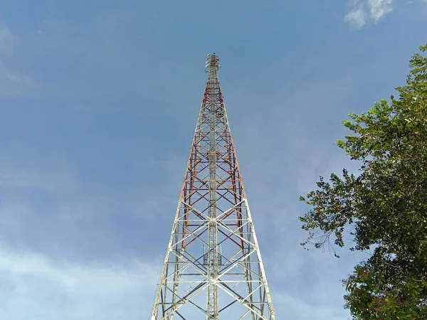 Torre Telecomunicaciones Celular Luz Diurna Con Cielo Azul Vista Ángulo —  Fotos de Stock