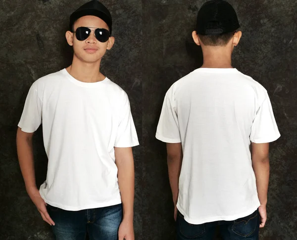 白いTシャツのモックアップ フロントとバックビュー 隔離された 十代の男性モデルは プレーンホワイトのシャツモックアップを着用してください Tシャツのデザインテンプレート 空のお茶 Print — ストック写真