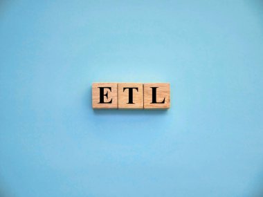 ETL Dönüştürme ve Yükleme, ahşap harfler üzerine yazılmış metin sözcükleri tipografi, yaşam ve iş motivasyon kavramı ilham verici konsept