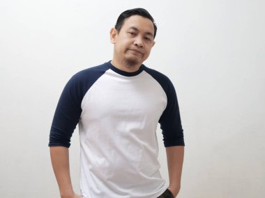 Asyalı beyaz gömlek hayal kırıklığına uğramış jest, beyaz arka planda yarım vücut portresi