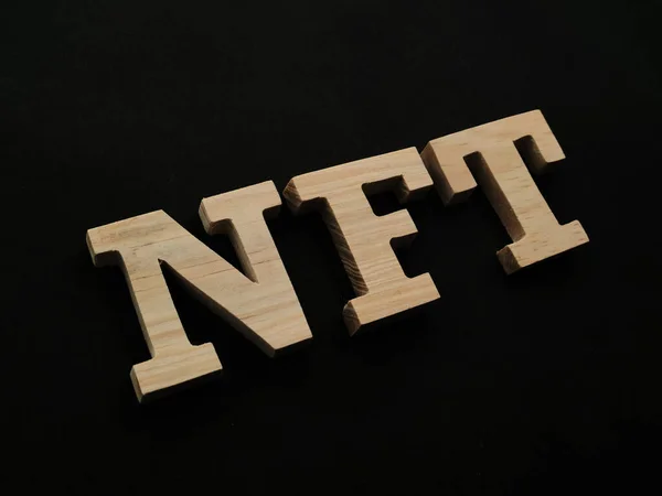 Nft不可替换符号 用木制字母书写的文字字体 未来数字资产概念 — 图库照片