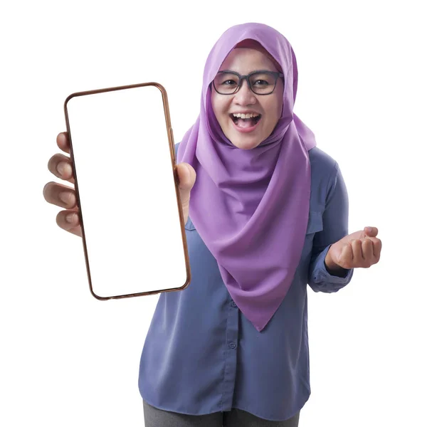 若いアジアのイスラム教徒の女性は カメラを見てヒジャーブを身に着けています 笑顔と空の空白の白いコピースペースの電話モックアップテンプレートを表示 — ストック写真