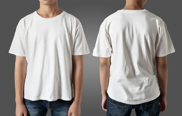白色的T恤是模拟的 正面和背面看 十几岁的男模穿着纯白的衬衫 T恤设计模板 空白打印箱 — 图库照片