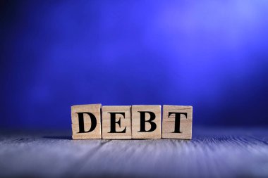 Borç, metin kelime tipografisi ahşap harf, hayat ve iş motivasyon kavramları ile yazılmış.